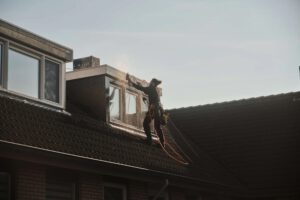Dakkapel reiniging door professionele glazenwasser